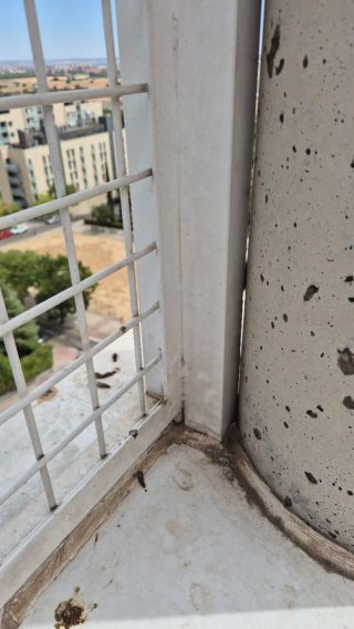 Reja de metal blanca para terraza