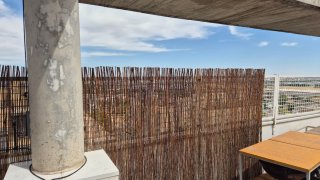 Reja de metal blanca para terraza