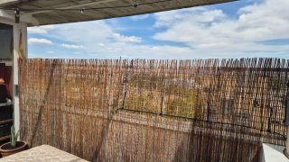 Reja de metal blanca para terraza