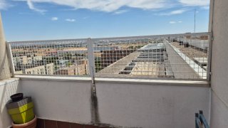Reja de metal blanca para terraza