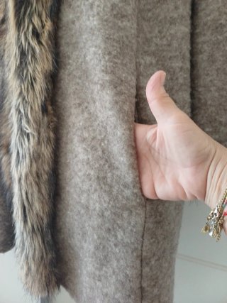 Poncho de lana con detalles de pelo