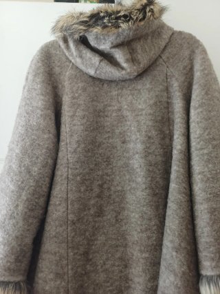 Poncho de lana con detalles de pelo
