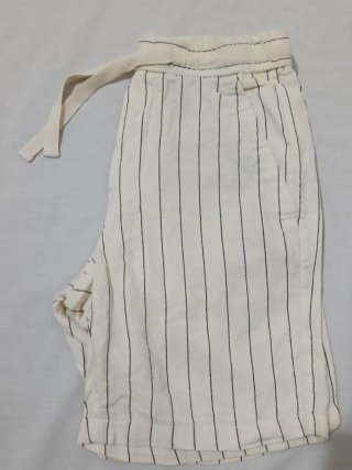 Pantalón corto de rayas beige y negro