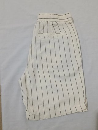 Pantalón corto de rayas beige y negro