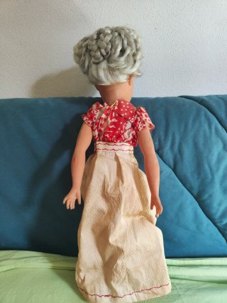Bambola vintage con vestito rosso e bianco