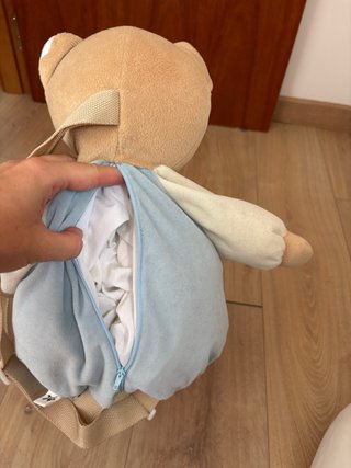 Oso de peluche con pajarita y mono azul