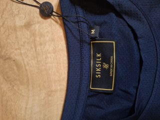 Camiseta SikSilk Azul y Dorada Estilo Varsity
