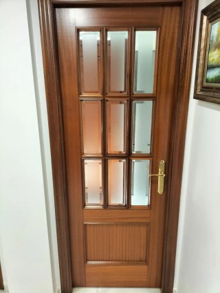 Puerta de madera con cristal
