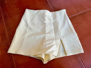 Falda pantalón amarilla con abertura