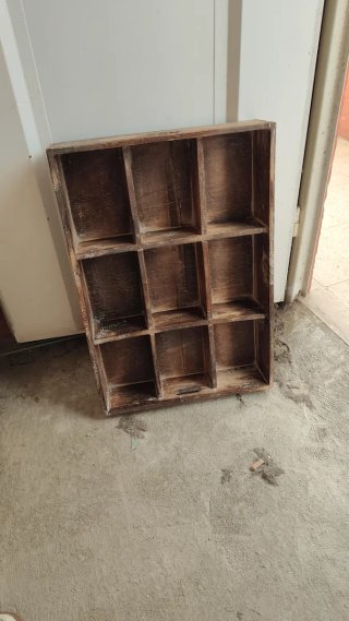 Caja de madera con compartimentos