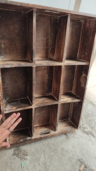 Caja de madera con compartimentos