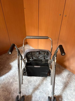 Andador 3 ruedas con asiento