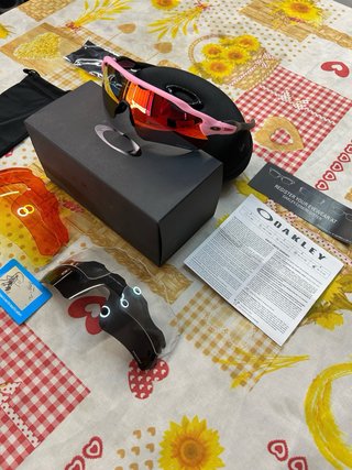 Occhiali sportivi Oakley, neri e rosa, mai usati
