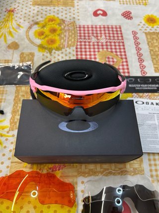 Occhiali sportivi Oakley, neri e rosa, mai usati