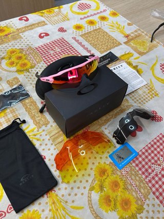 Occhiali sportivi Oakley, neri e rosa, mai usati