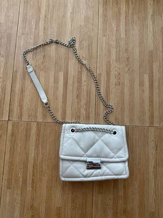 Bolso blanco acolchado con cadena