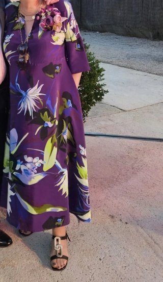 Vestido estampado floral morado, usado dos bodas