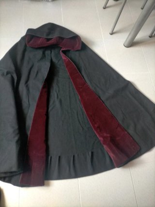 Capa larga negra y roja