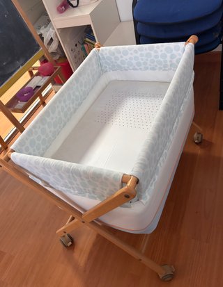 Cuna de bebé con ruedas
