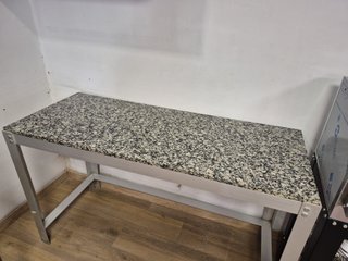 Mesa de cocina/comedor con encimera de granito