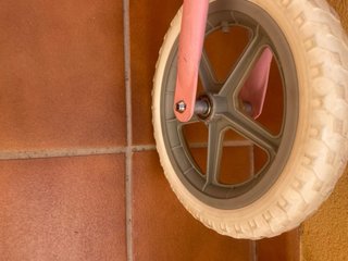 Bicicleta sin pedales rosa