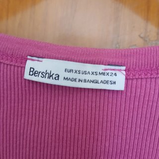 Camiseta Bershka fucsia tirantes anchos Talla XS