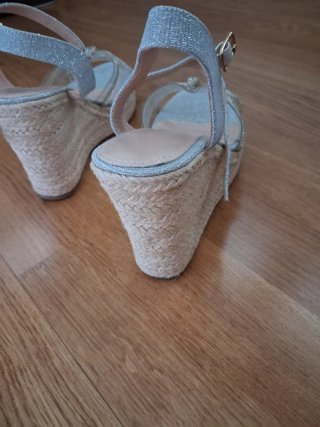 Sandalias de cuña plateadas brillantes