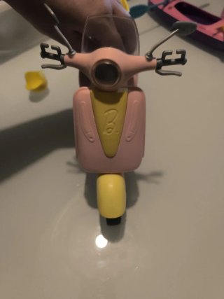 Moto rosa Barbie con muñeco