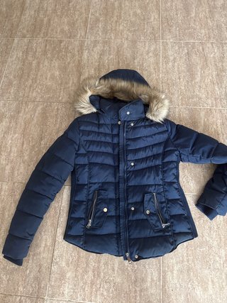 Chaqueta azul con capucha y pelo