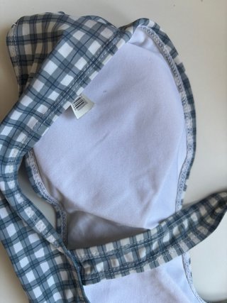 Parte de arriba bikini cuadros gris y blanco