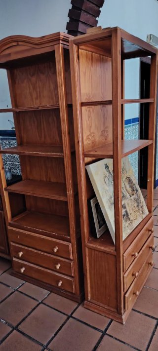 Estanterías de madera provenzal