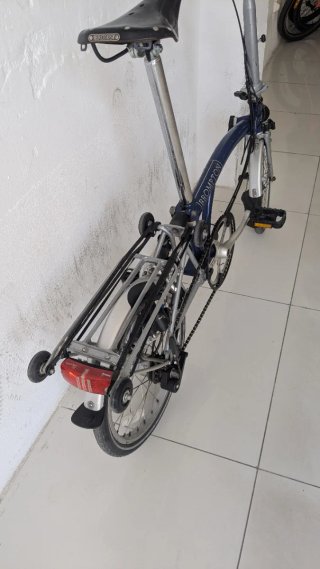 Bicicleta Brompton con sillín Brooks