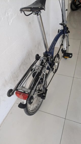 Bicicleta Brompton con sillín Brooks
