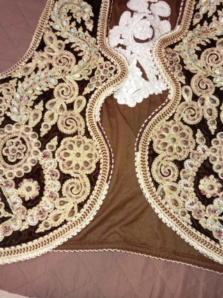 Vestido de fiesta blanco y con chaleco dorado
