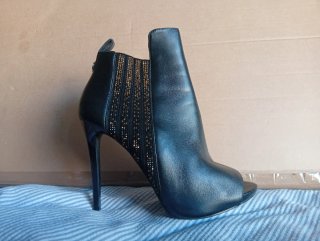 Botines Guess fiesta negros y dorados