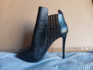 Botines Guess fiesta negros y dorados
