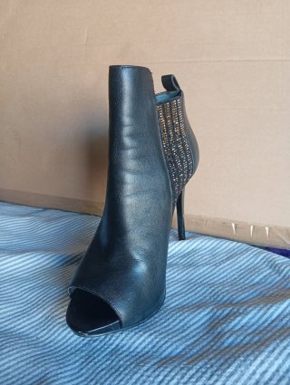 Botines Guess fiesta negros y dorados