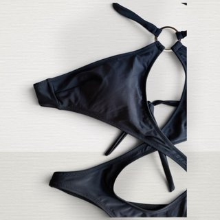 Trikini negro asimétrico con anillas