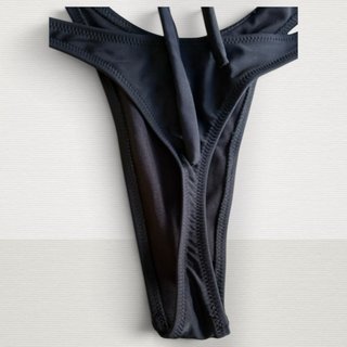 Trikini negro asimétrico con anillas