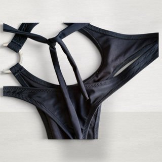 Trikini negro asimétrico con anillas