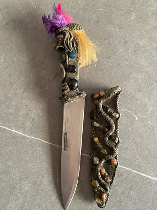 Cuchillo amazónico decorado con serpiente.