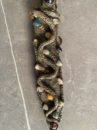 Cuchillo amazónico decorado con serpiente.