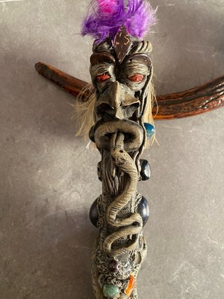 Cuchillo amazónico decorado con serpiente.