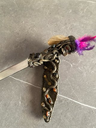 Cuchillo amazónico decorado con serpiente.