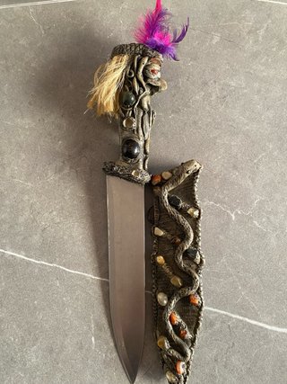 Cuchillo amazónico decorado con serpiente.