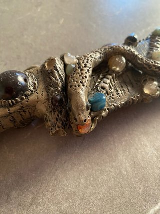 Cuchillo amazónico decorado con serpiente.
