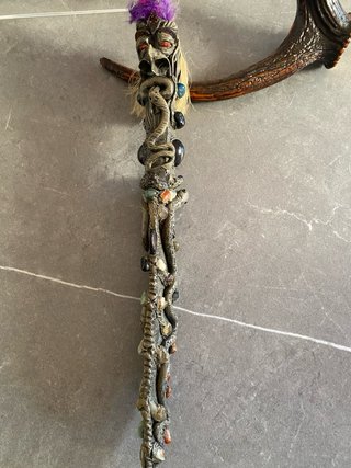 Cuchillo amazónico decorado con serpiente.