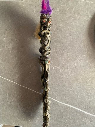 Cuchillo amazónico decorado con serpiente.