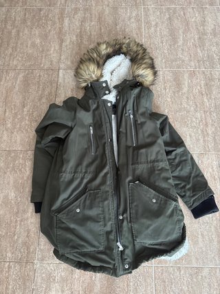 Chaqueta verde con capucha y pelo