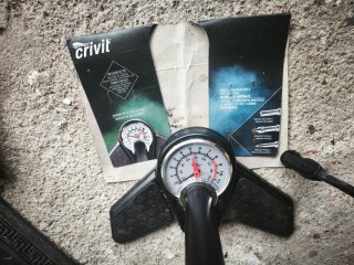 Inflador de pie con manómetro